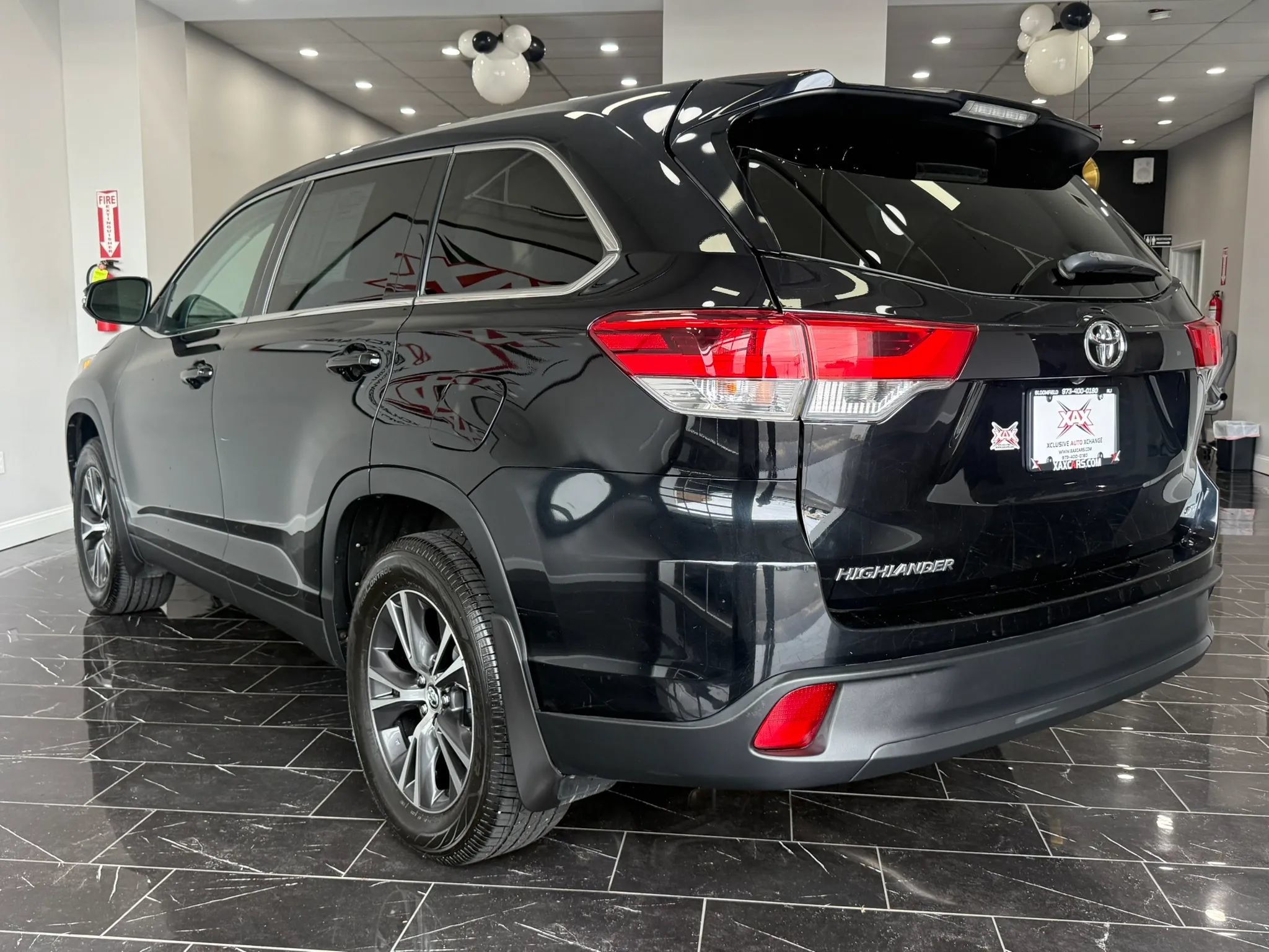 Used 2019 Toyota Highlander LE AWD/4WD image 4