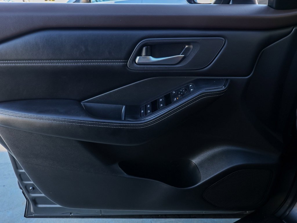 Used 2023 Nissan Rogue SV w/ SV Premium Package image 23