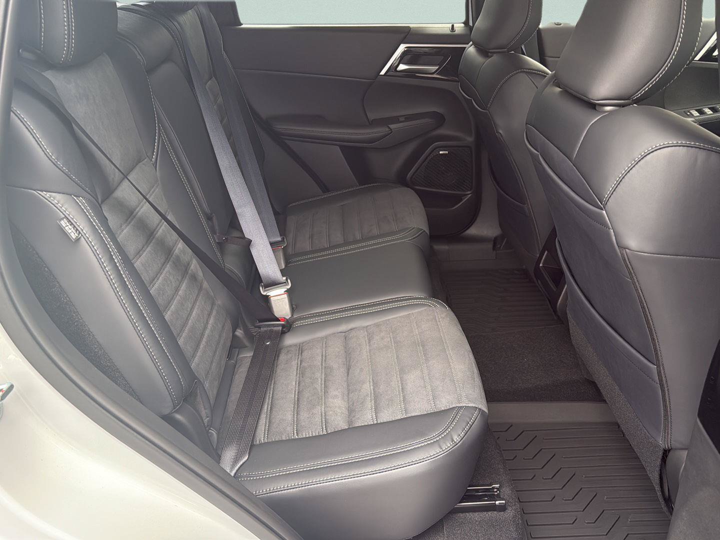 New 2026 Mitsubishi Outlander AWD image 29