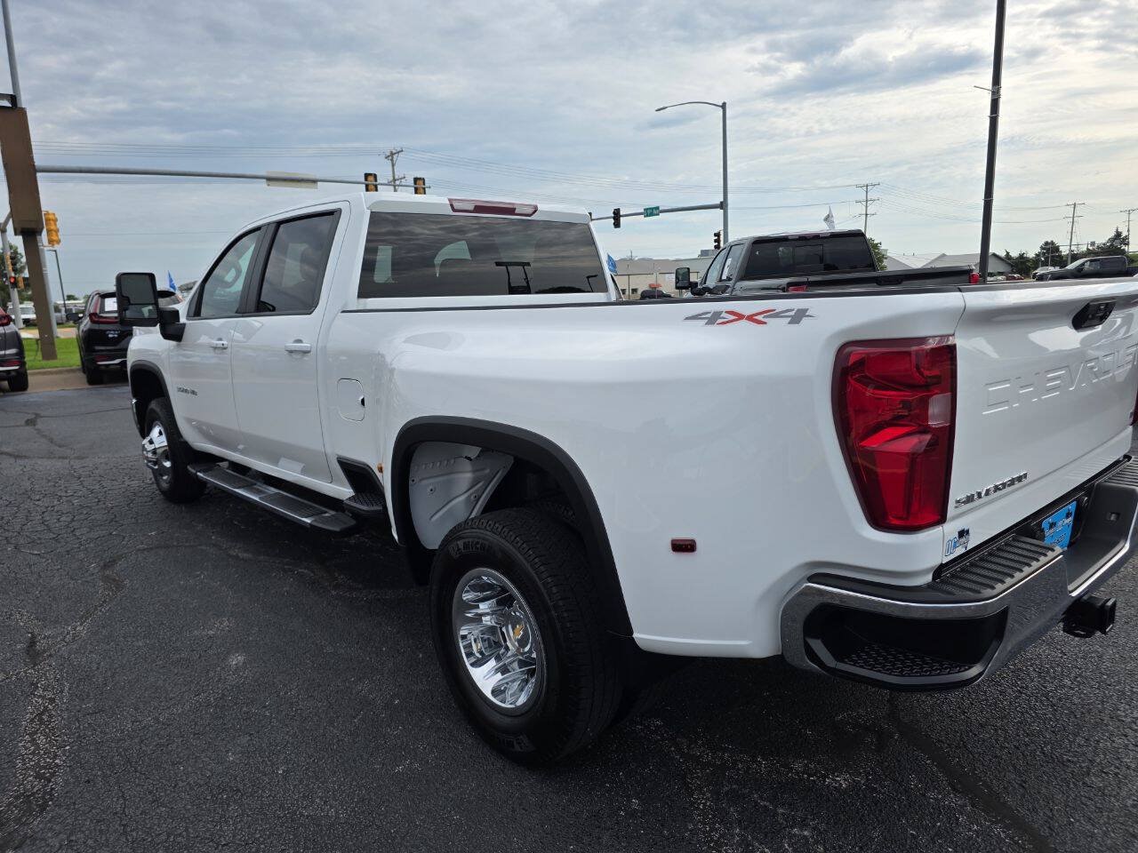 Used 2025 Chevrolet Silverado 3500 LT w/ Convenience Package AWD/4WD image 6