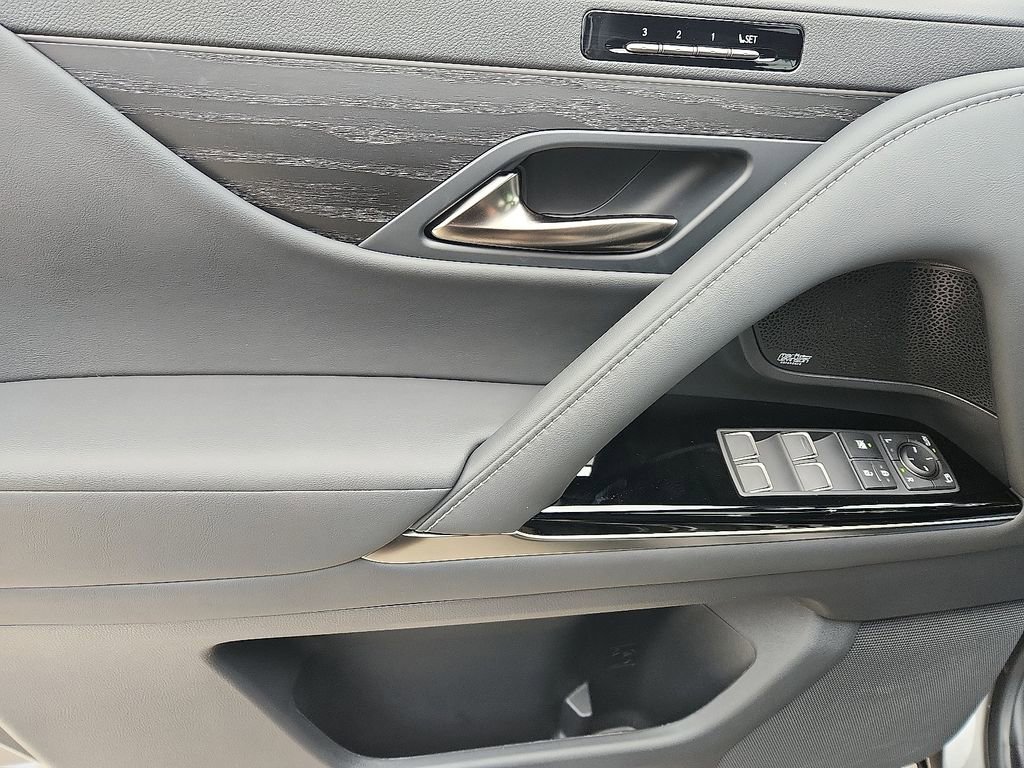 Used 2025 Lexus LX 600 4WD w/ Luxury Package image 13