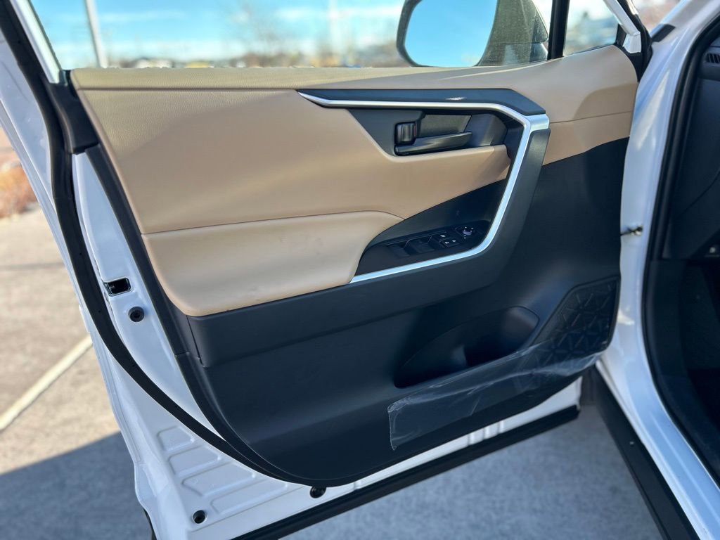 Used 2025 Toyota RAV4 SE image 10