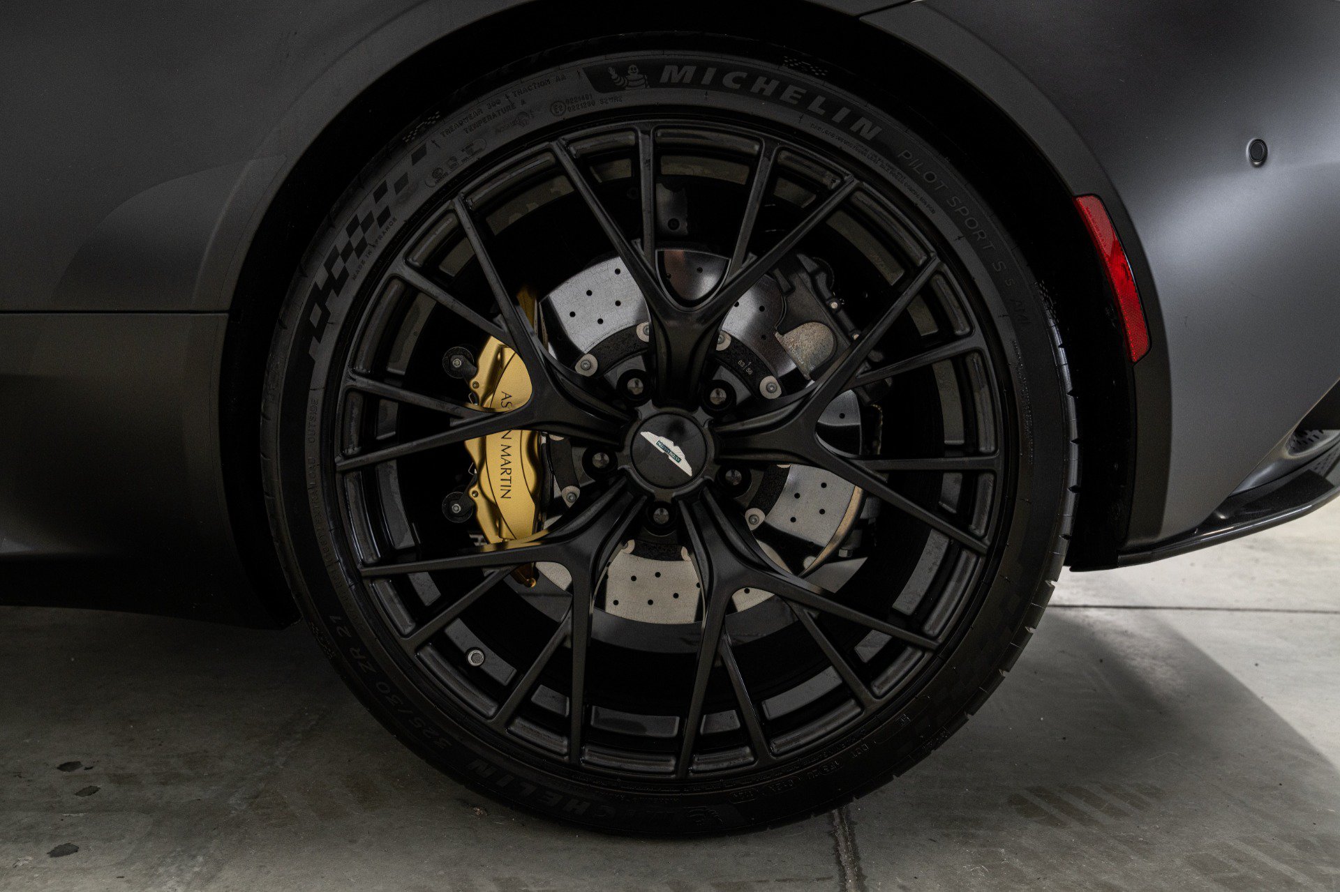 Used 2025 Aston Martin DB12 Convertible RWD image 10