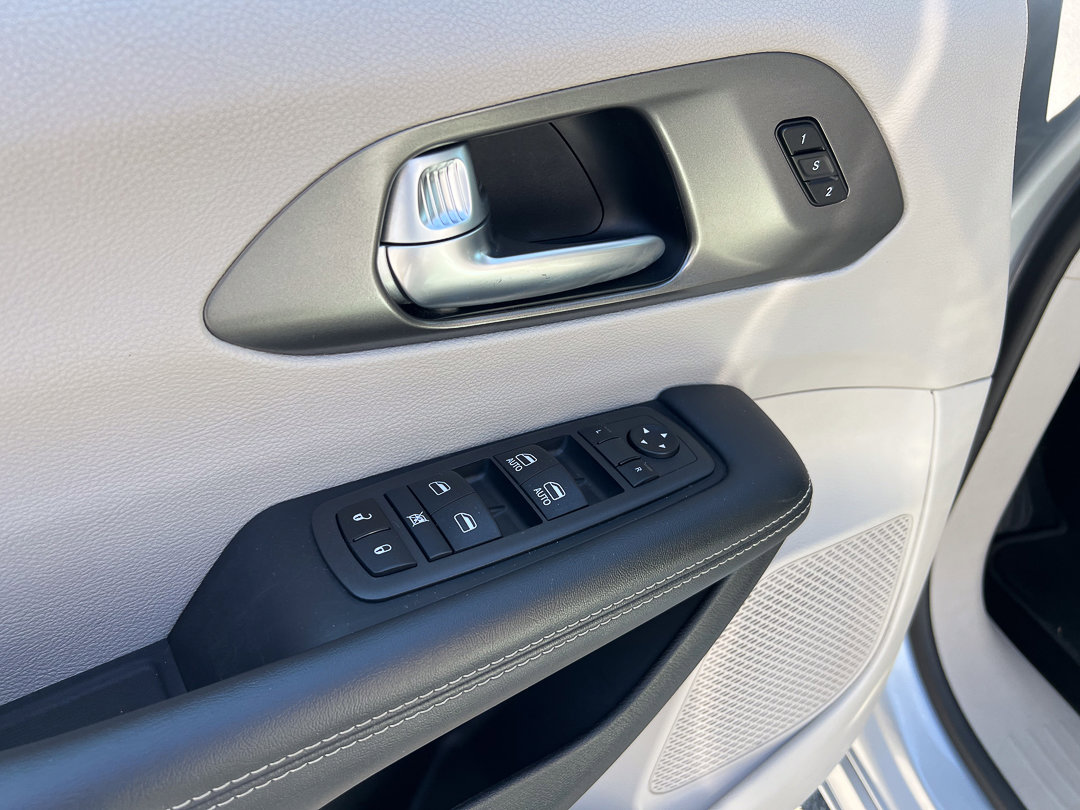 Used 2024 Chrysler Pacifica Touring-L image 18