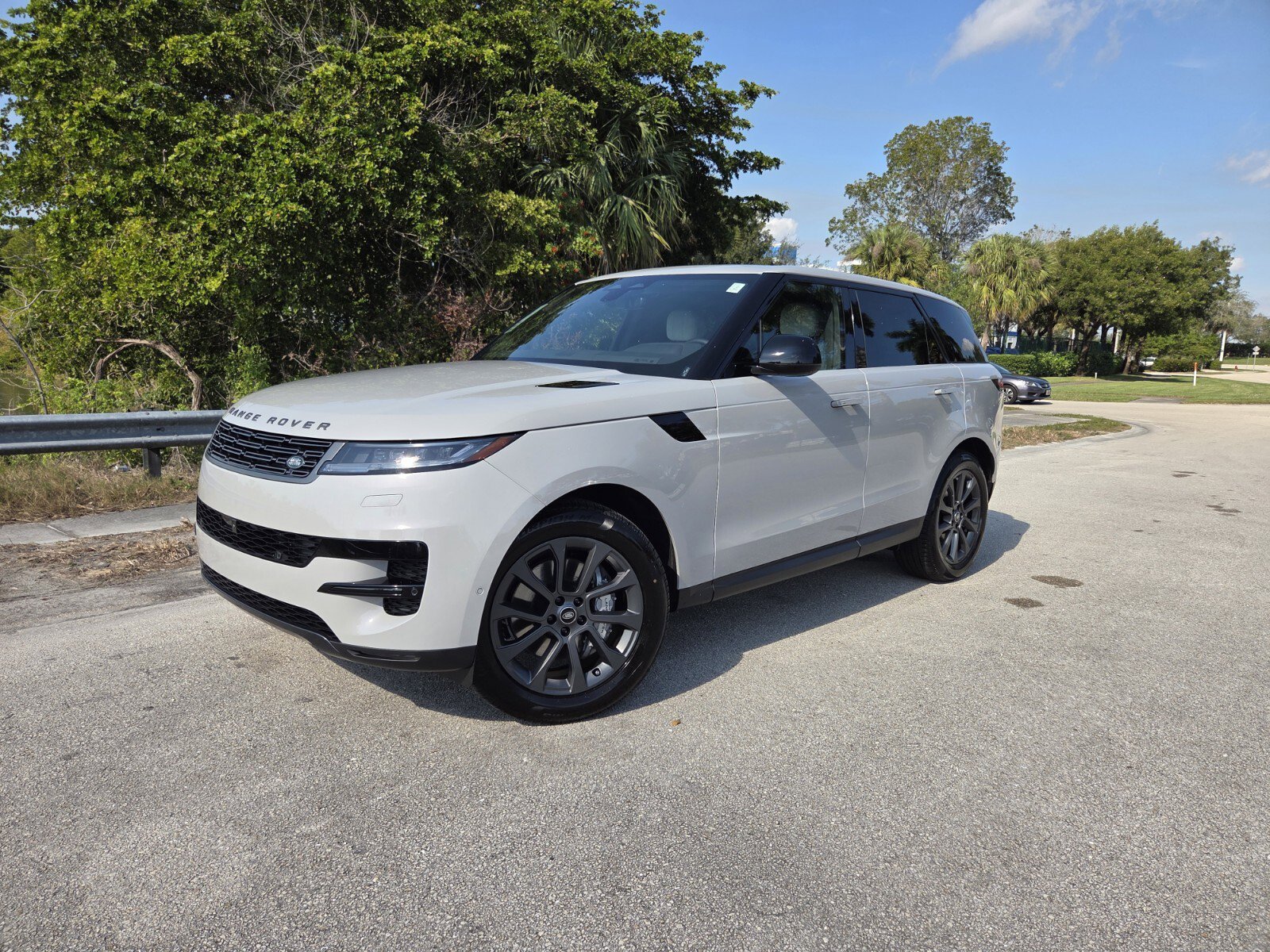 New 2025 Land Rover Range Rover Sport SE