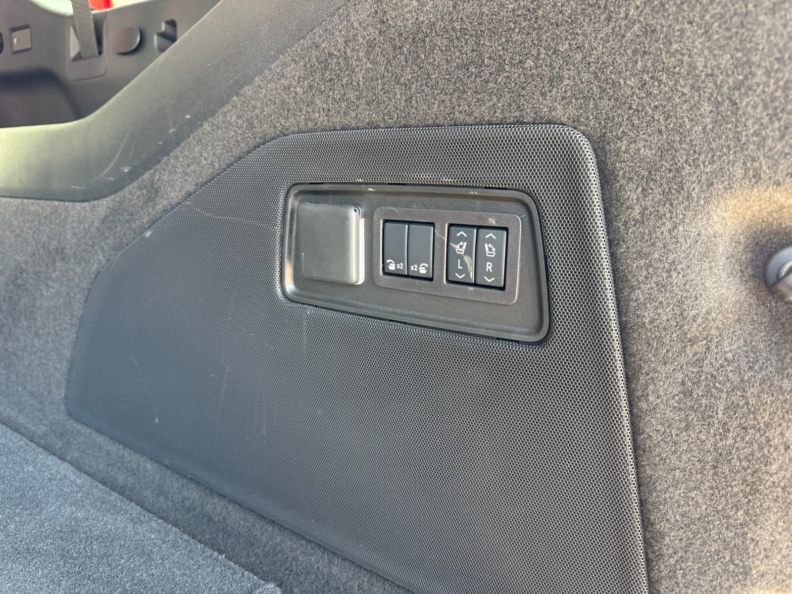 Used 2025 Cadillac Escalade ESV V image 27