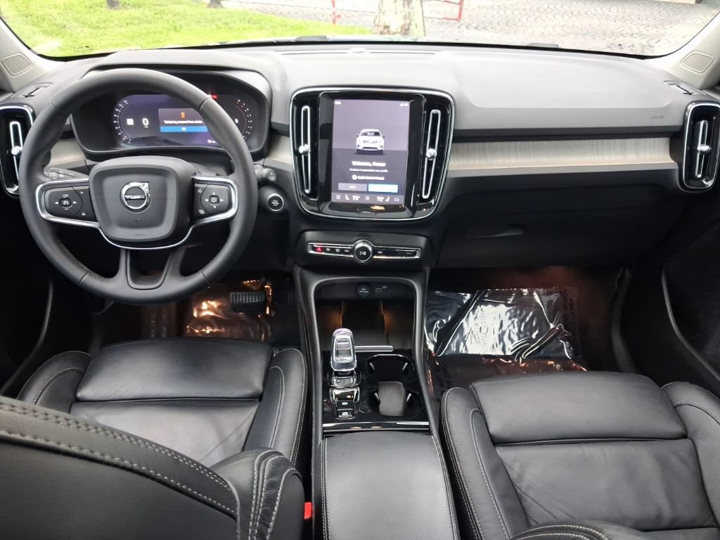 Used 2023 Volvo XC40 B4 Plus w/ Driver Assist Package FWD image 9