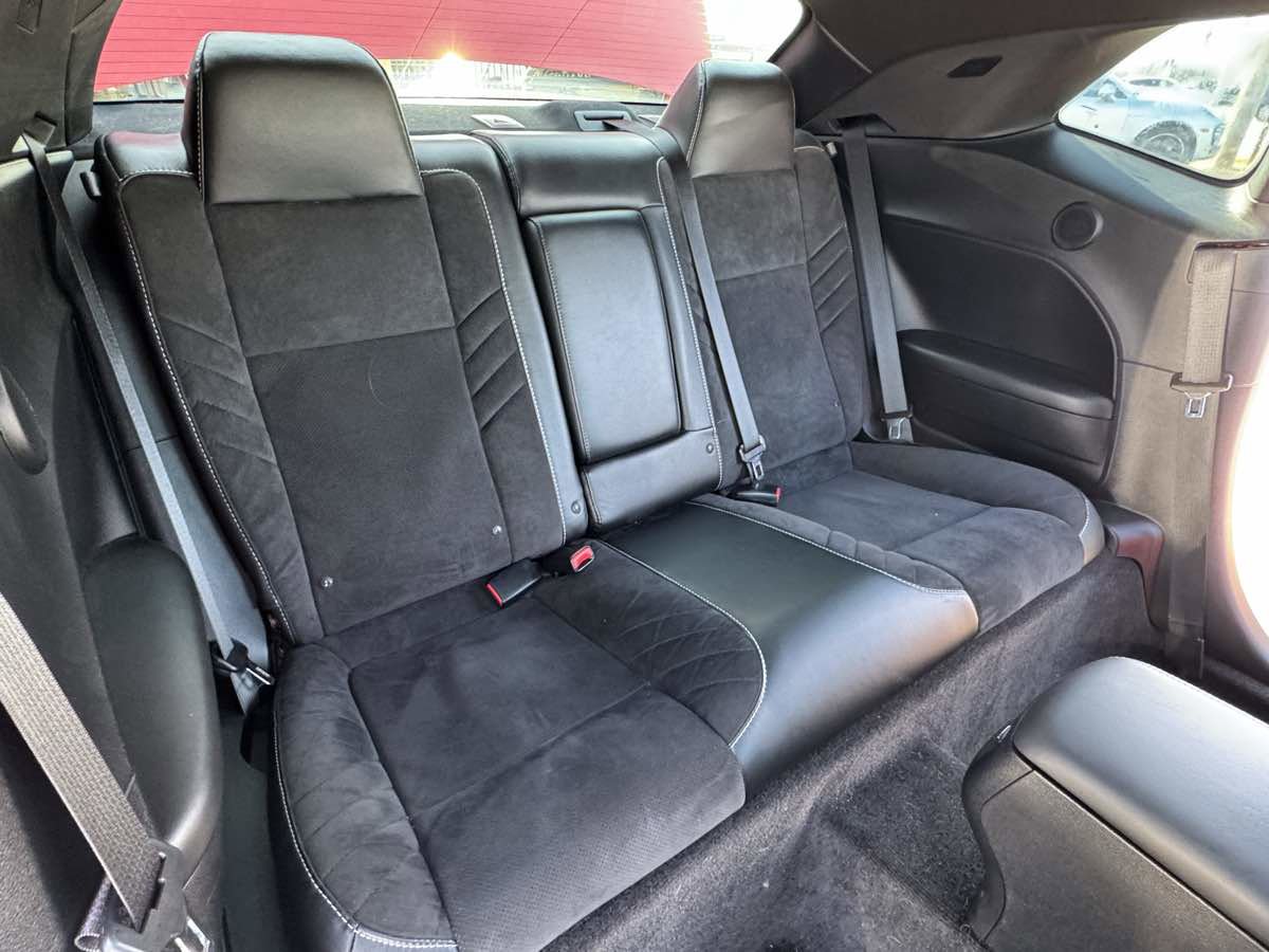 Used 2015 Dodge Challenger SRT image 41