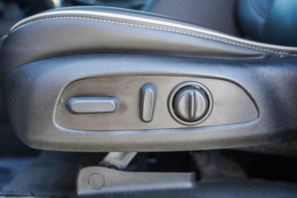 Used 2023 Chevrolet Traverse Premier image 23