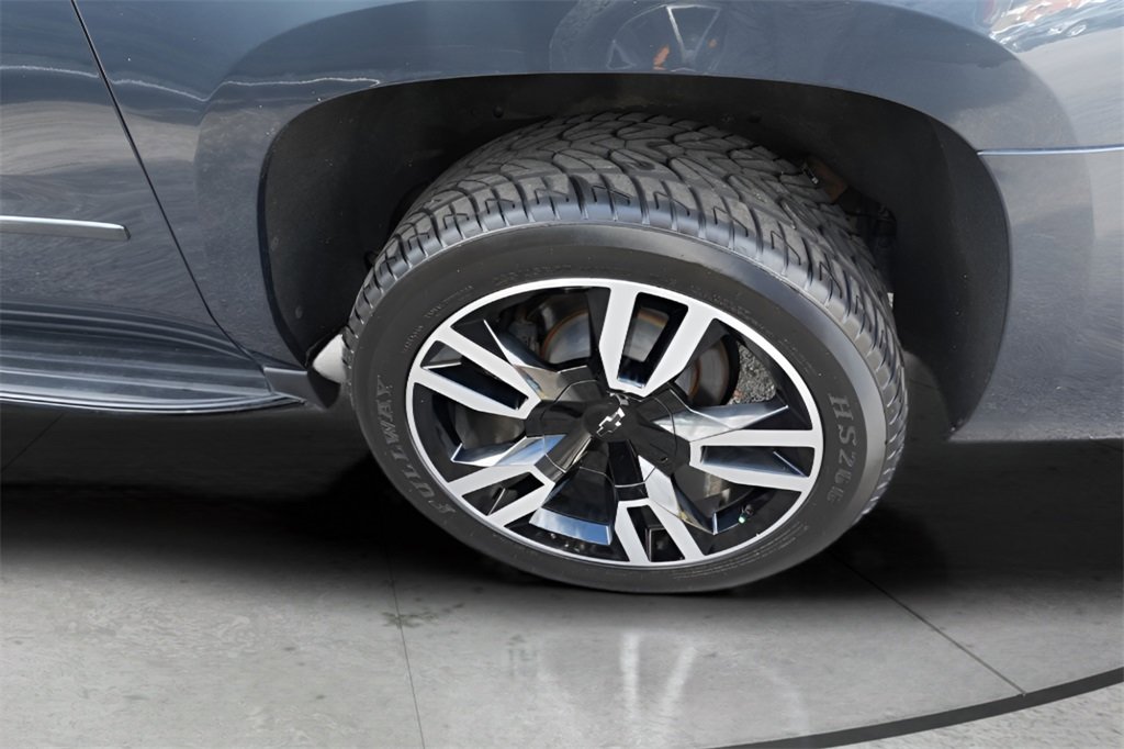 Used 2020 Chevrolet Suburban Premier w/ Premier 6.2L Value Package image 9