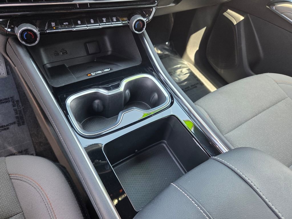 Used 2025 Chevrolet Traverse LT FWD image 24