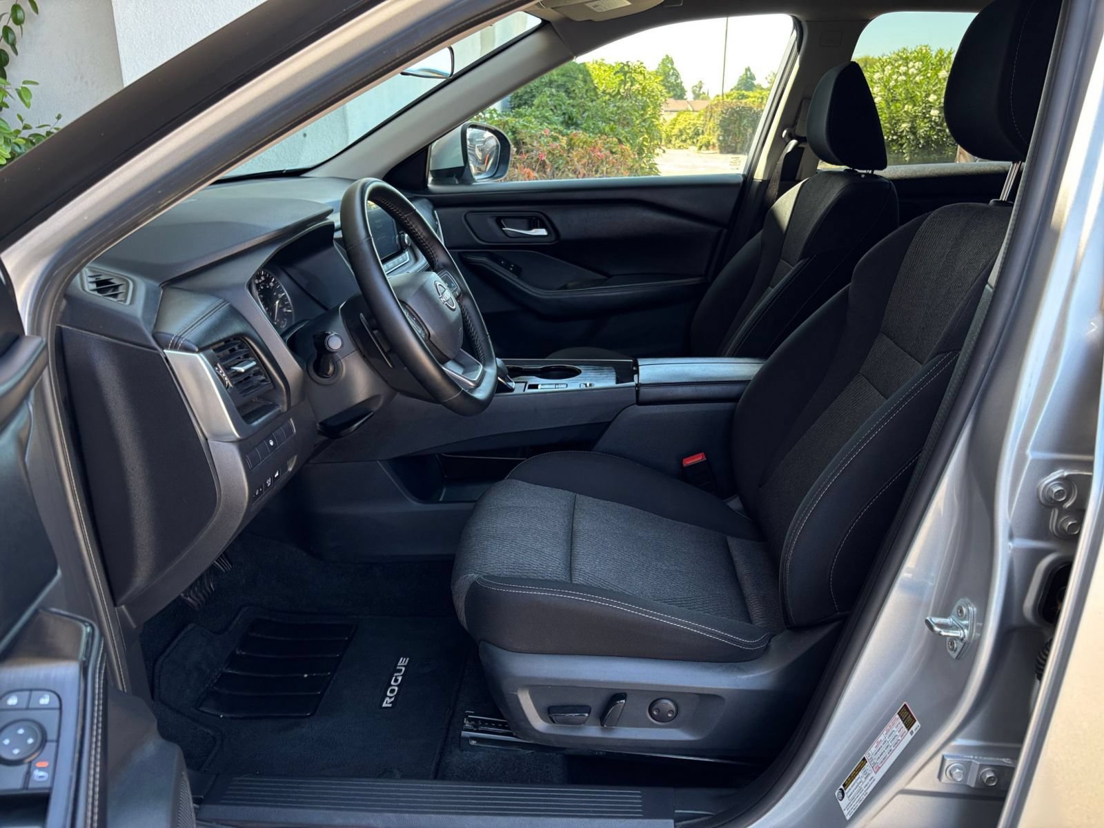 Used 2025 Nissan Rogue SV FWD image 29