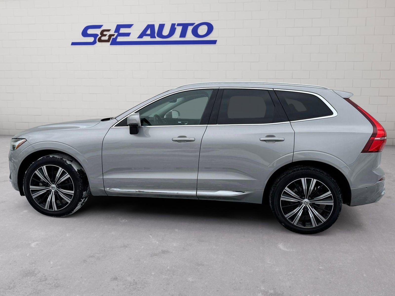 Used 2023 Volvo XC60 B5 Plus w/ Protection Package Premier image 2