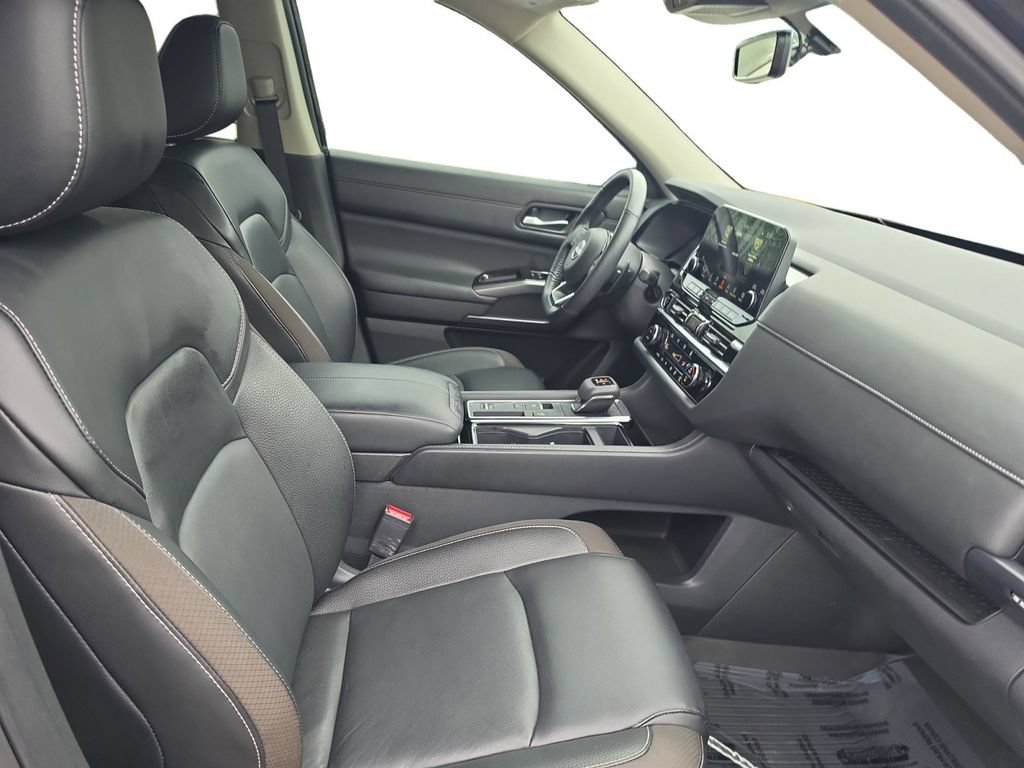 Used 2023 Nissan Pathfinder SL w/ Black Appearance Package FWD image 17
