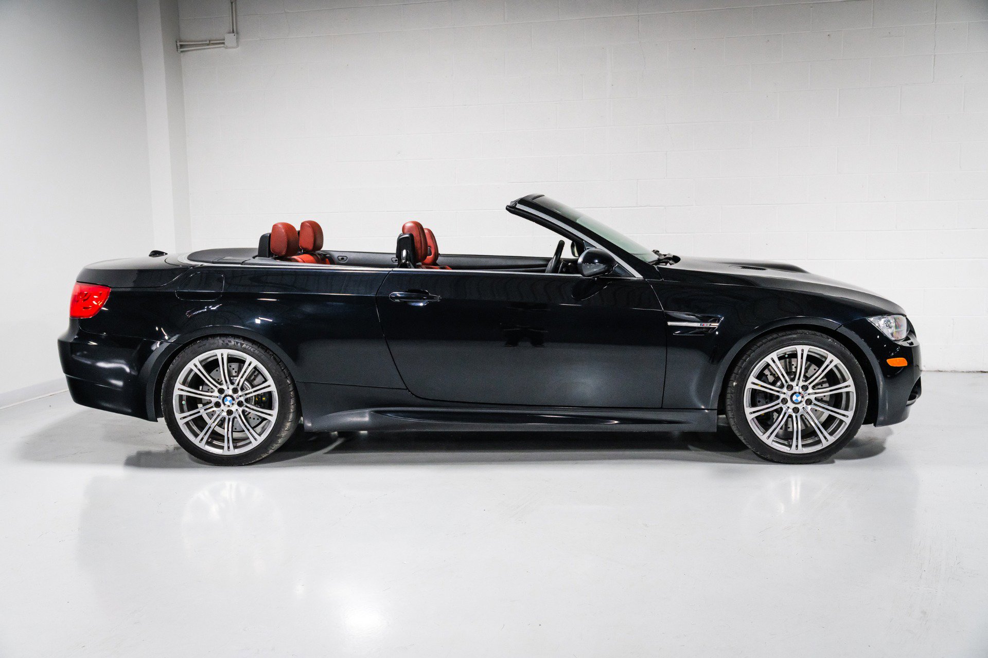 Used 2011 BMW M3 Convertible RWD image 2