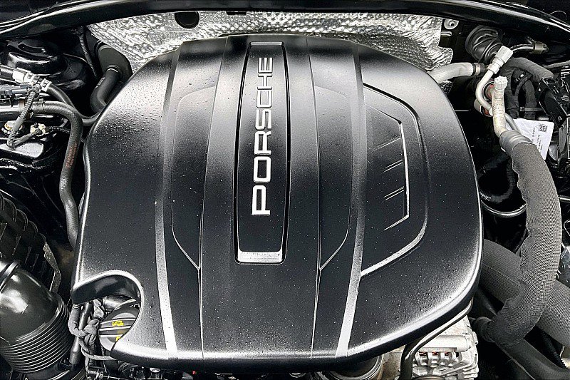 Used 2018 Porsche Macan AWD/4WD image 27