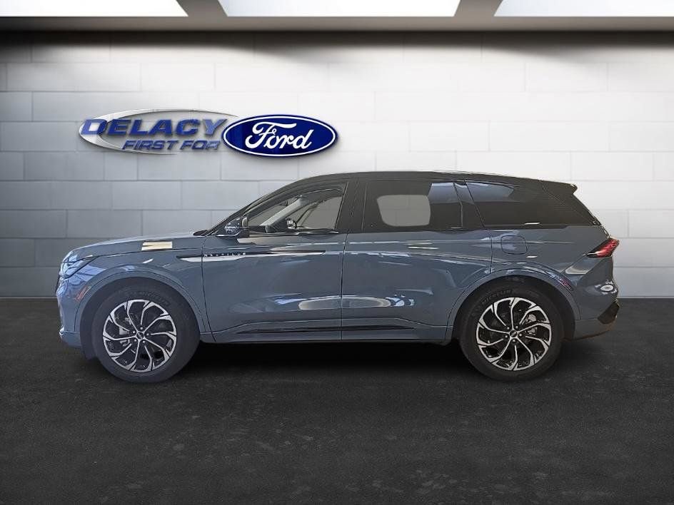 Used 2025 Lincoln Nautilus Reserve image 2