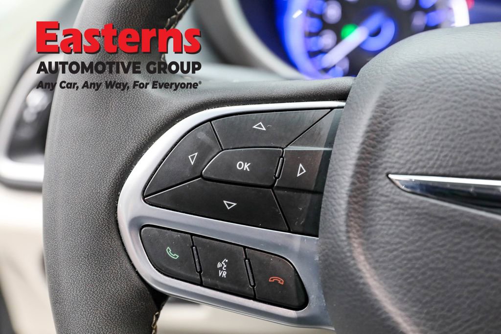 Used 2023 Chrysler Pacifica Touring-L image 16