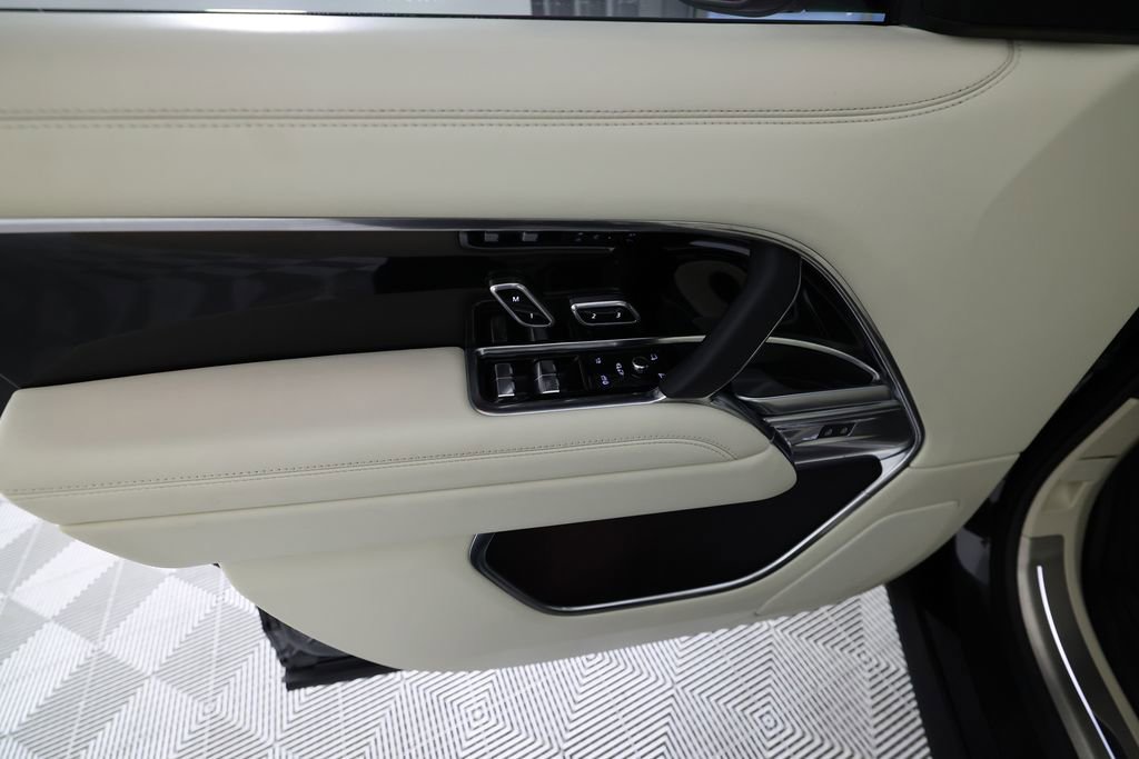 Used 2025 Land Rover Range Rover SE AWD/4WD image 16