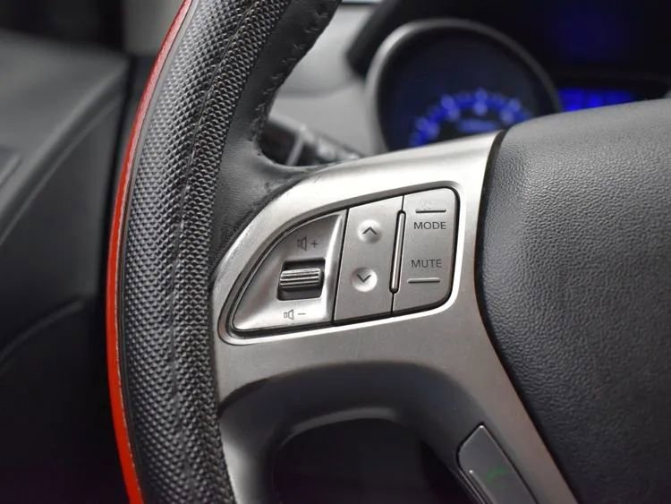 Used 2011 Hyundai Tucson GLS image 24