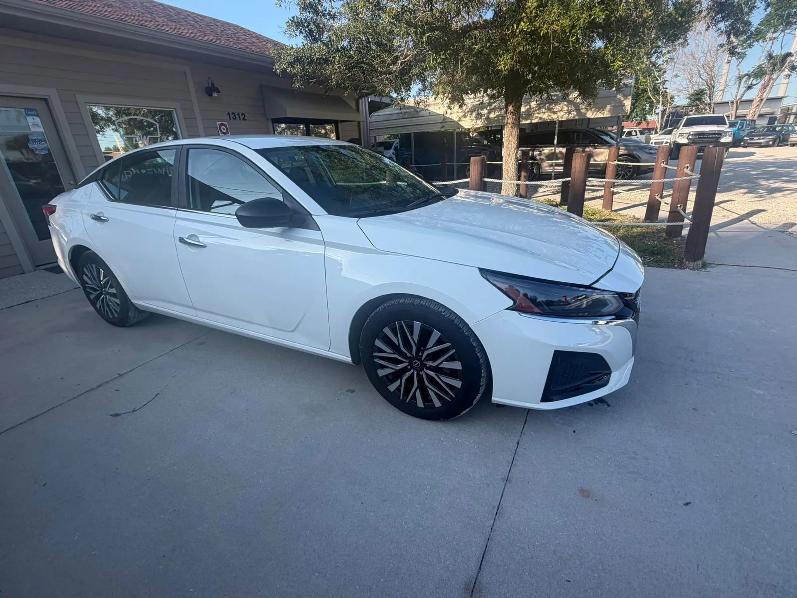 Used 2025 Nissan Altima 2.5 SV FWD image 2