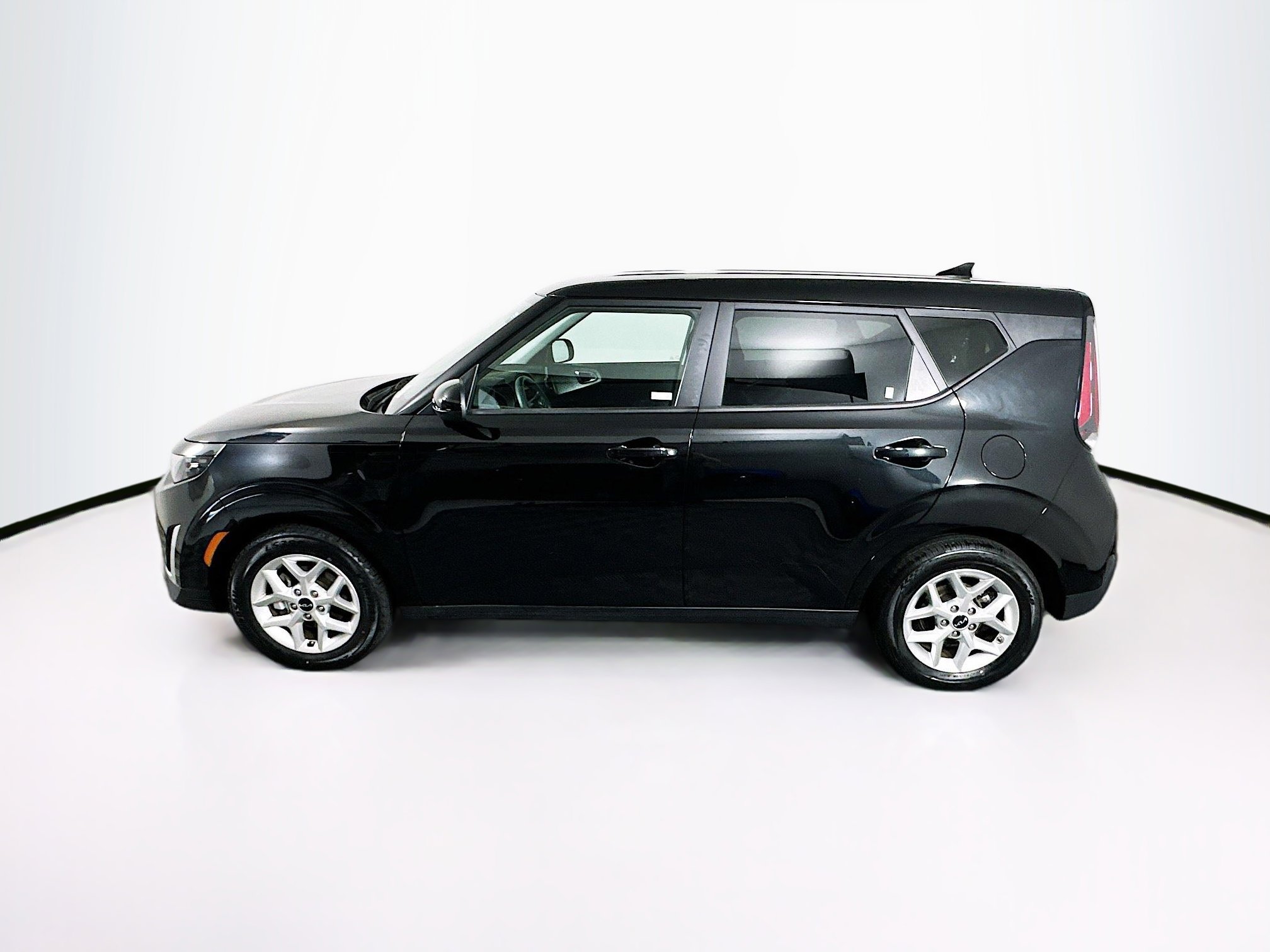 Used 2025 Kia Soul LX w/ LX Technology Package image 4