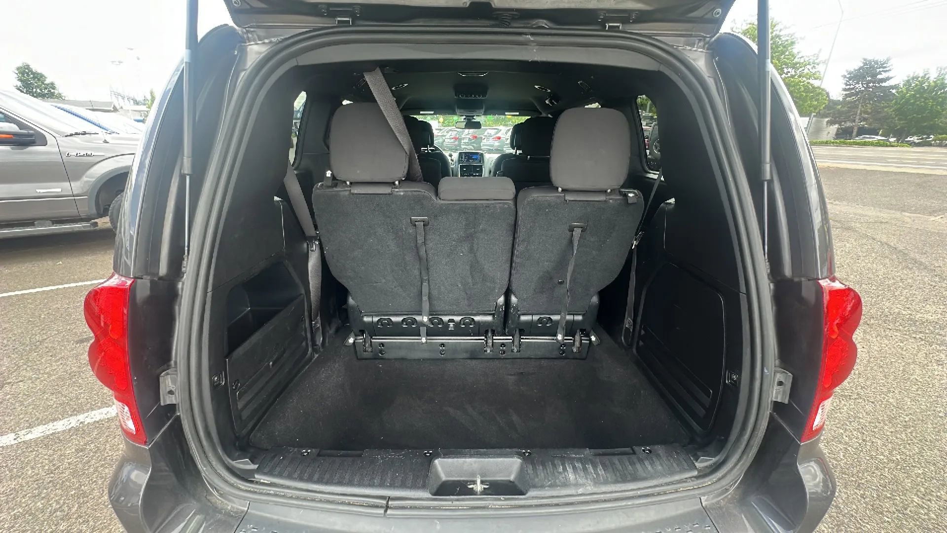 Used 2018 Dodge Grand Caravan SE image 12