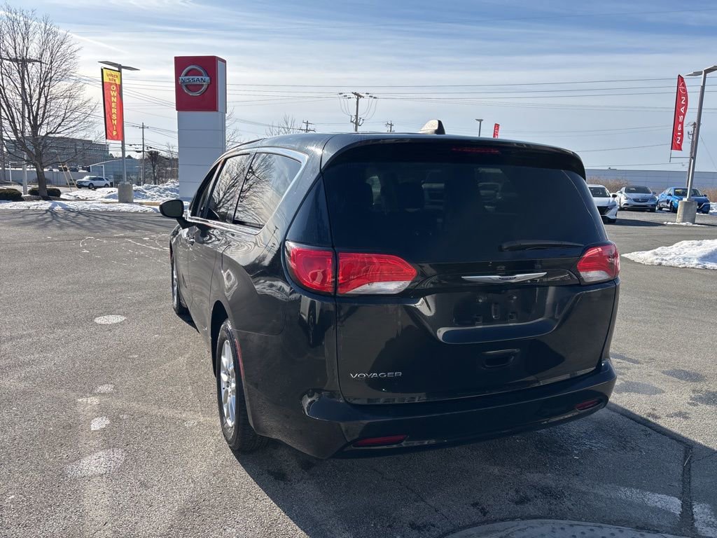 Used 2023 Chrysler Voyager LX image 5