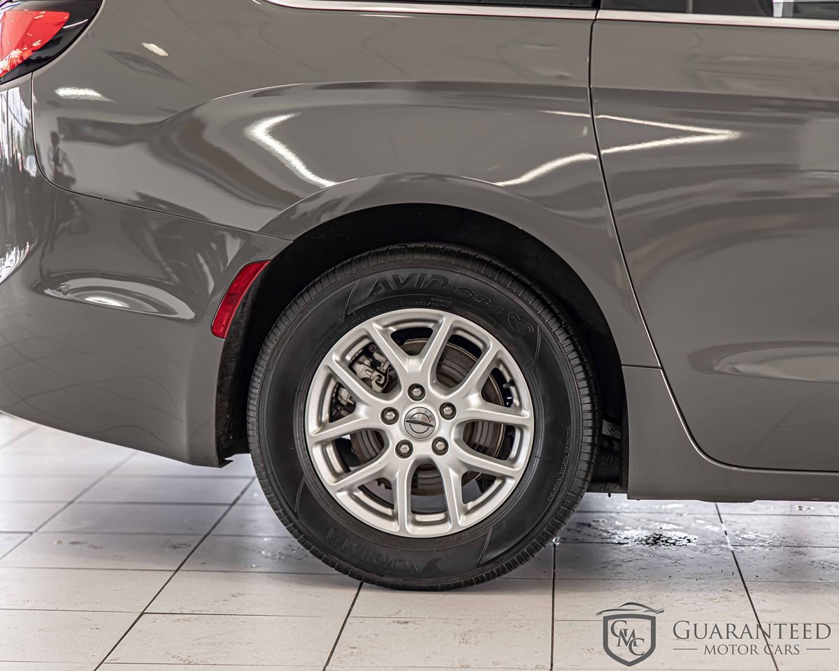 Used 2022 Chrysler Pacifica Touring-L FWD image 13