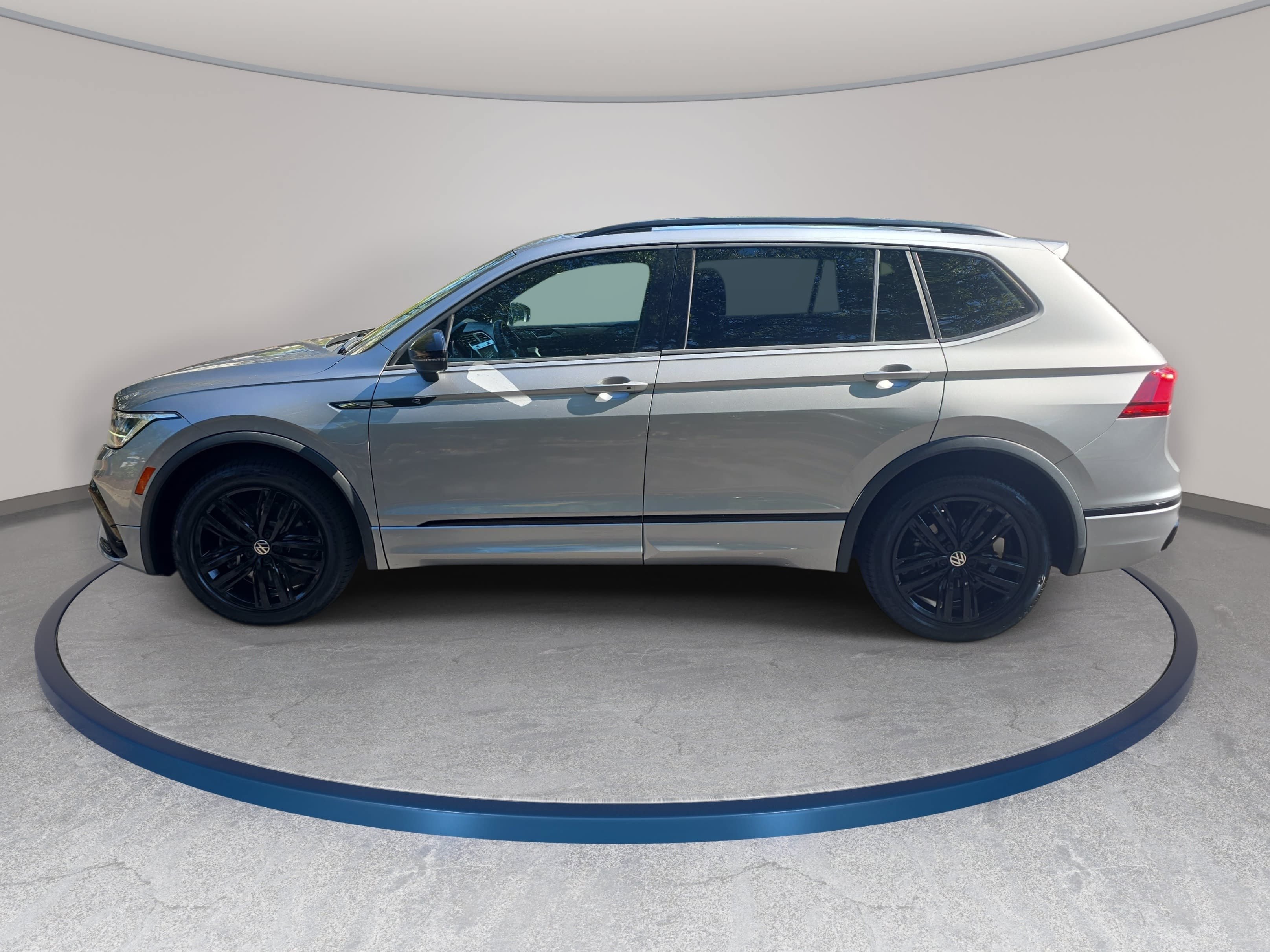 Certified 2022 Volkswagen Tiguan SE R-Line FWD image 8