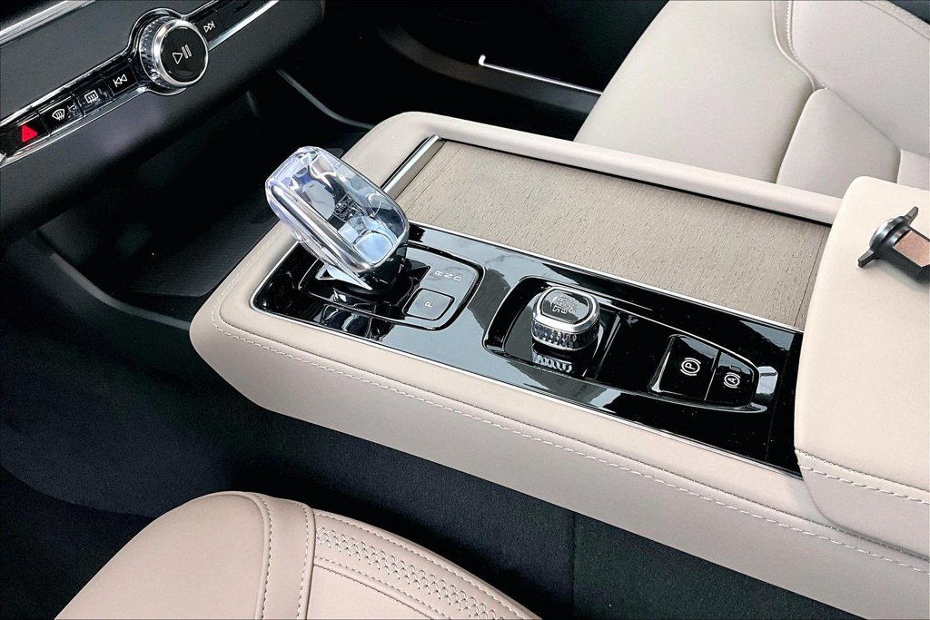 New 2026 Volvo XC90 B6 Plus w/ Protection Package Premier AWD/4WD image 22
