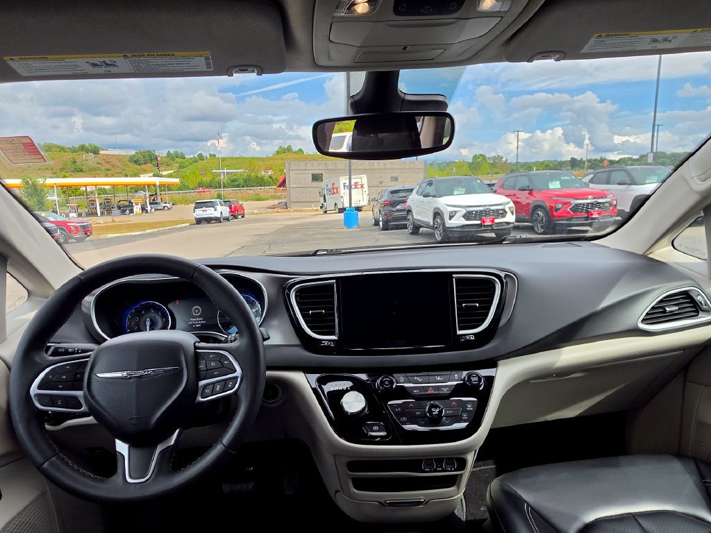 Used 2023 Chrysler Pacifica Touring-L FWD image 28