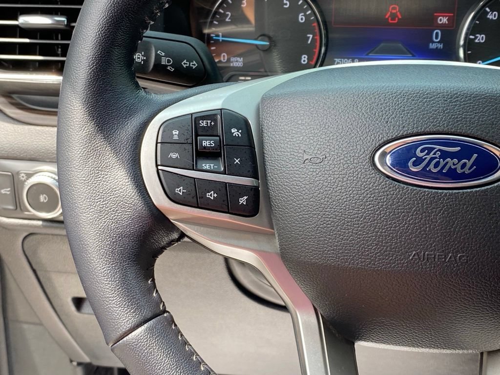 Used 2022 Ford Explorer Limited w/ Equipment Group 301A AWD/4WD image 14