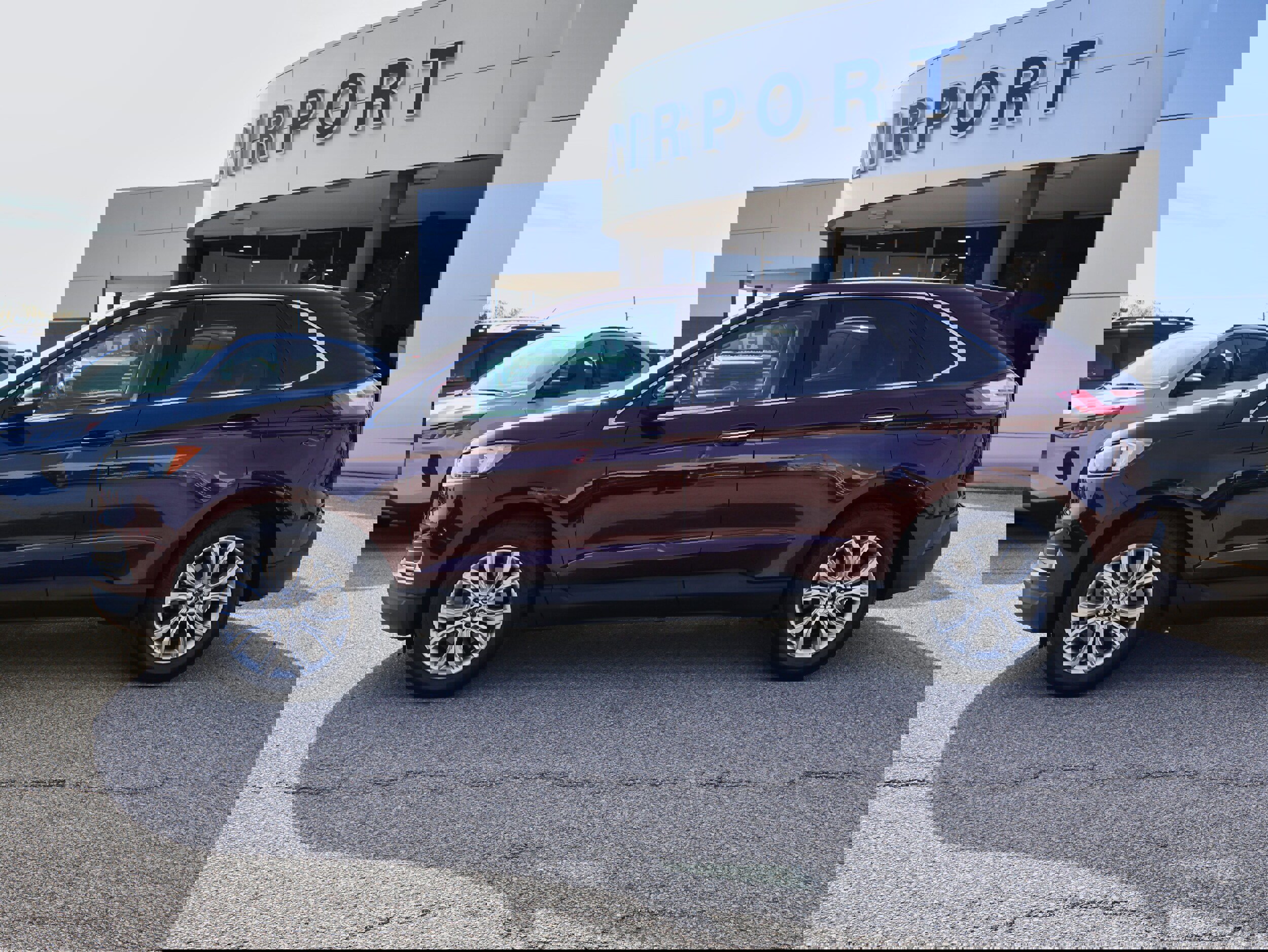Used 2024 Ford Edge Titanium image 2
