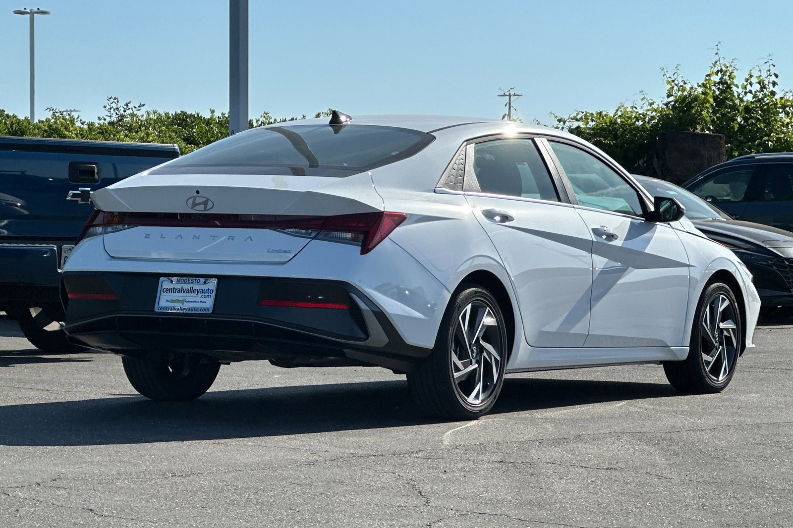 New 2026 Hyundai Elantra Limited FWD image 4