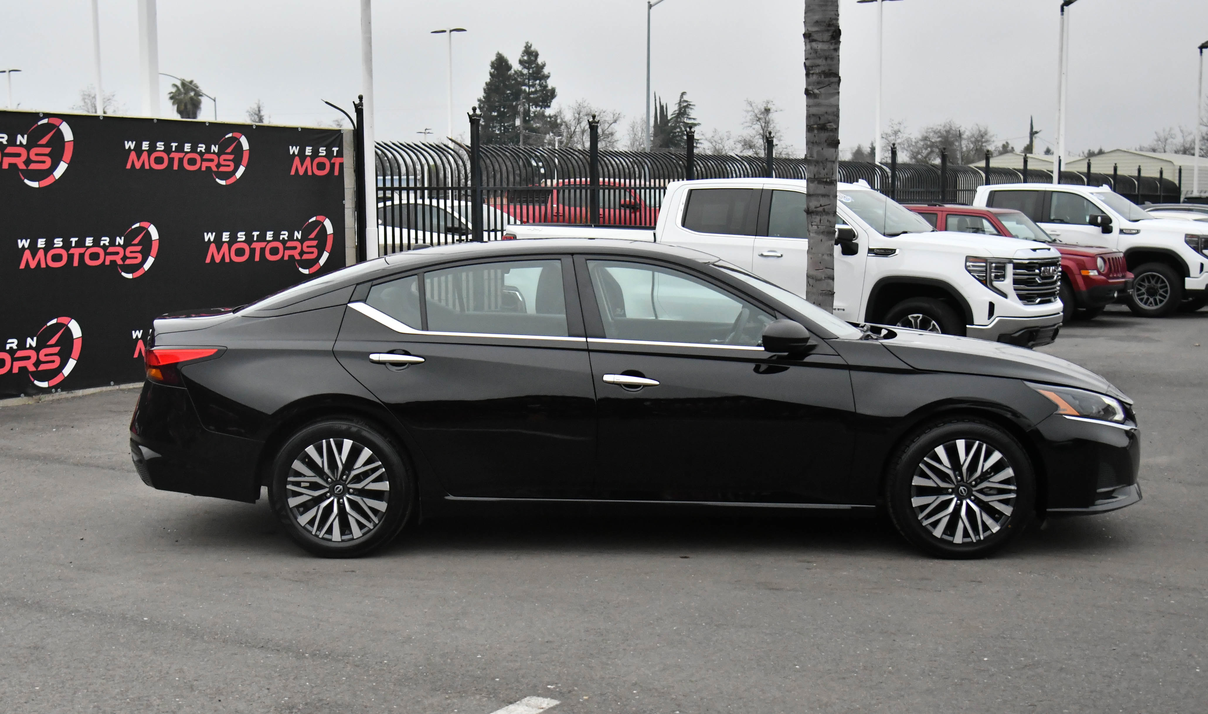 Used 2024 Nissan Altima 2.5 SV image 9