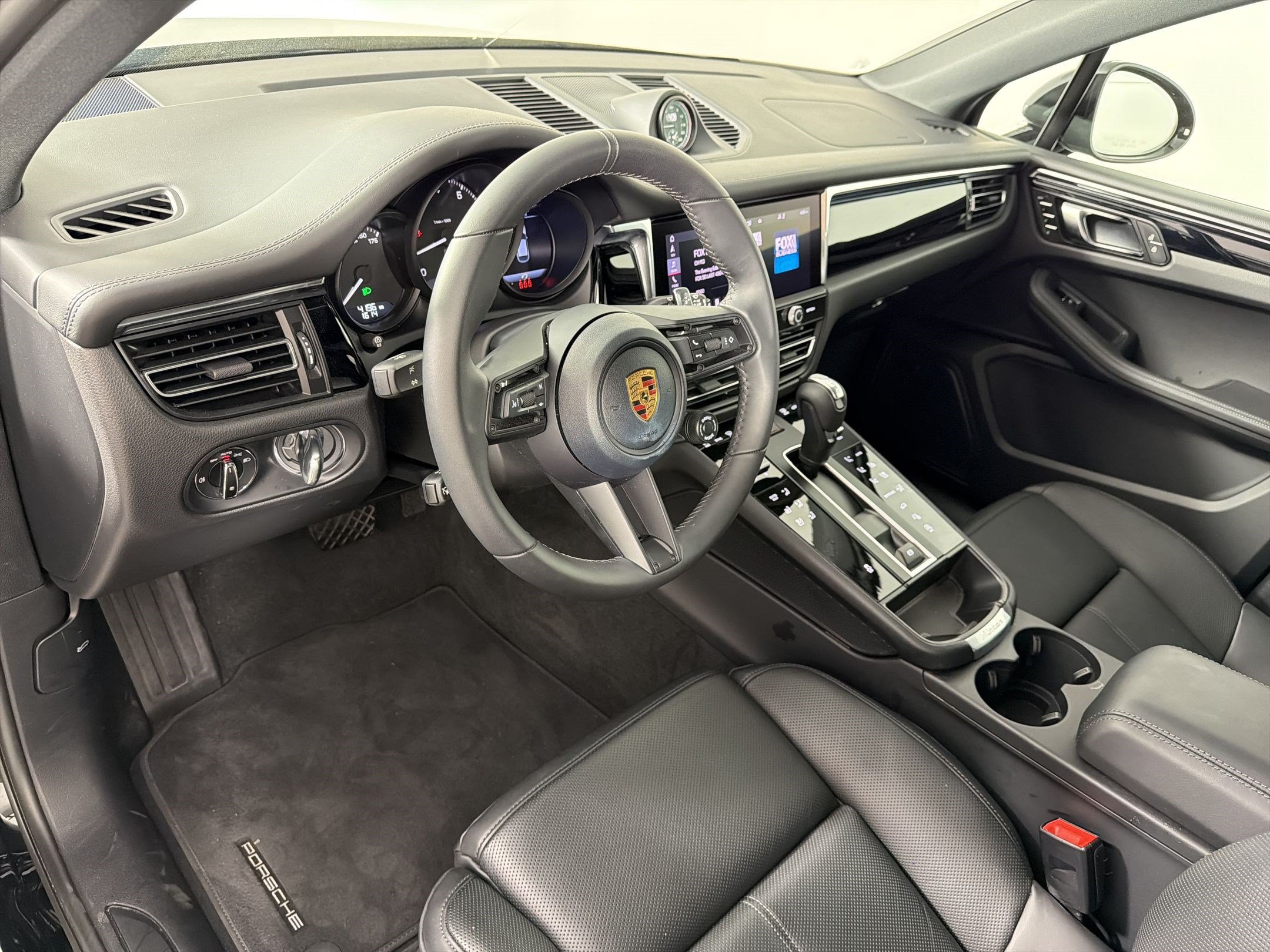 Certified 2026 Porsche Macan AWD/4WD image 4