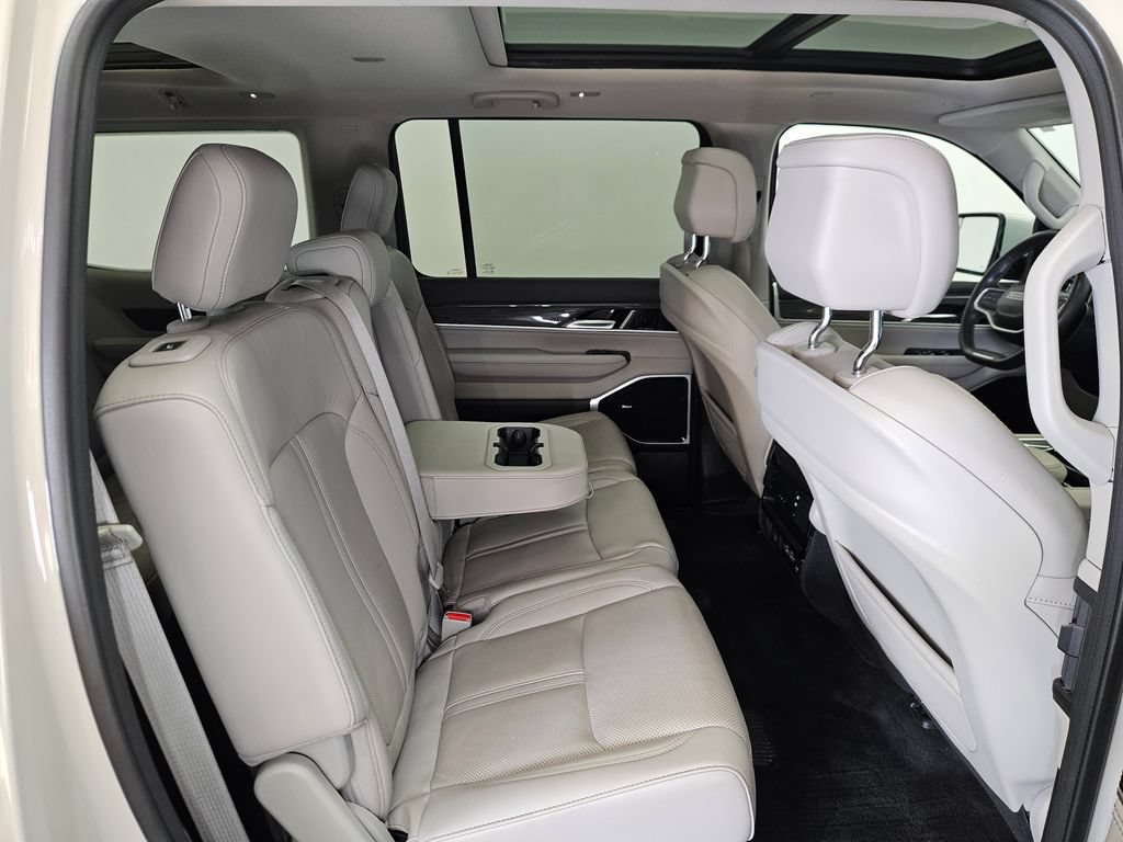 Used 2022 Jeep Wagoneer Series III w/ Premium Group I AWD/4WD image 10