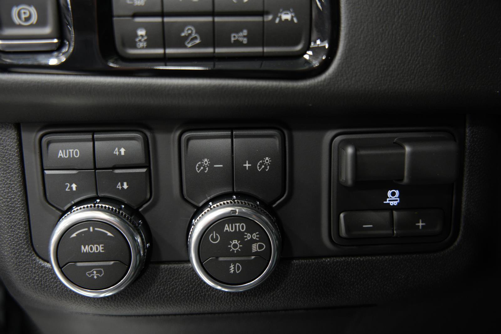 New 2026 GMC Yukon XL AT4 w/ AT4 Premium Plus Package AWD/4WD image 36