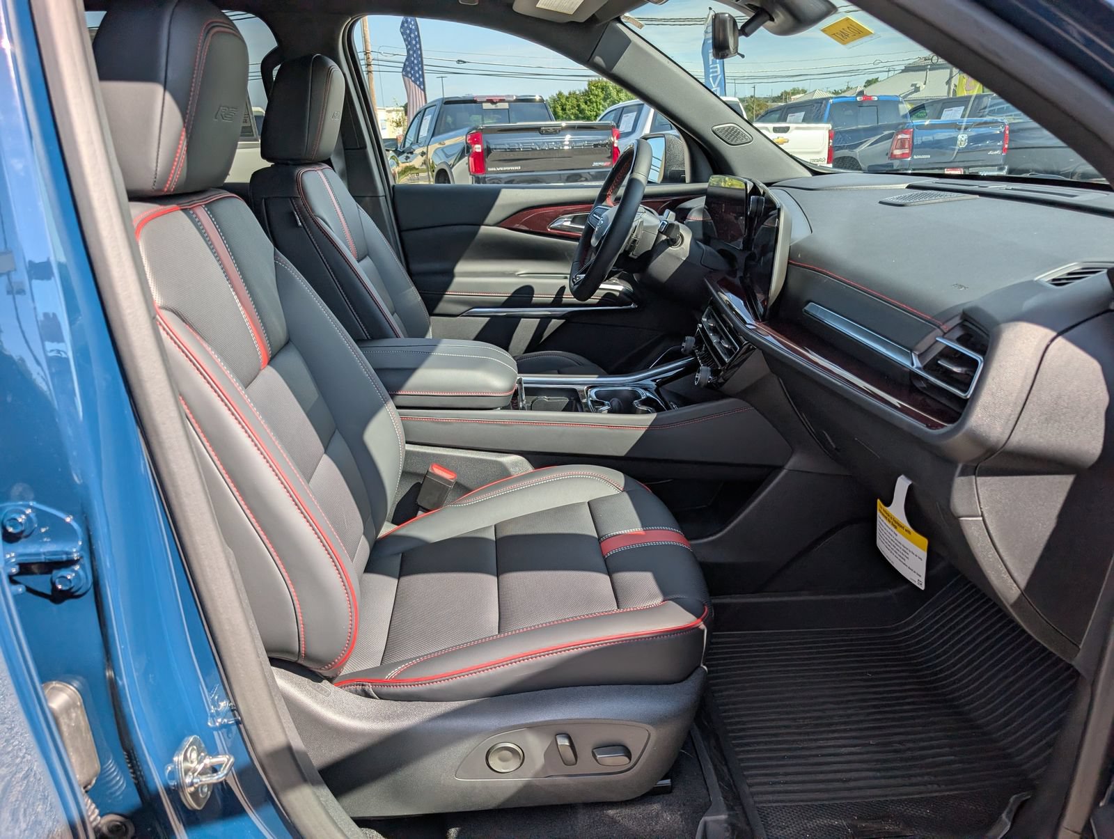 New 2027 Chevrolet Traverse RS w/ LPO, Floor Liner Package FWD image 8