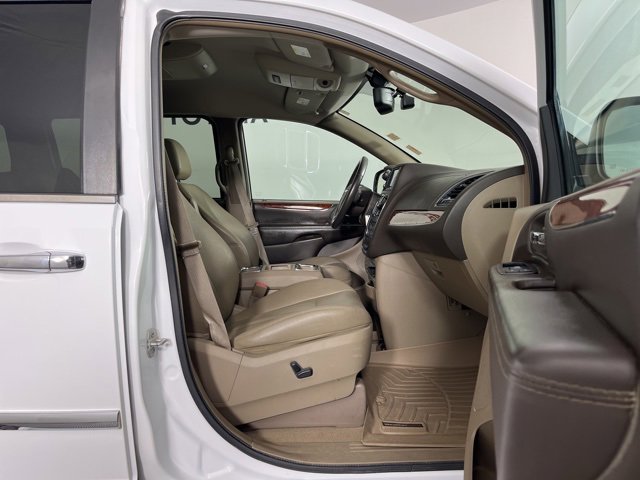 Used 2015 Chrysler Town & Country Touring-L w/ Driver Convenience Group image 32