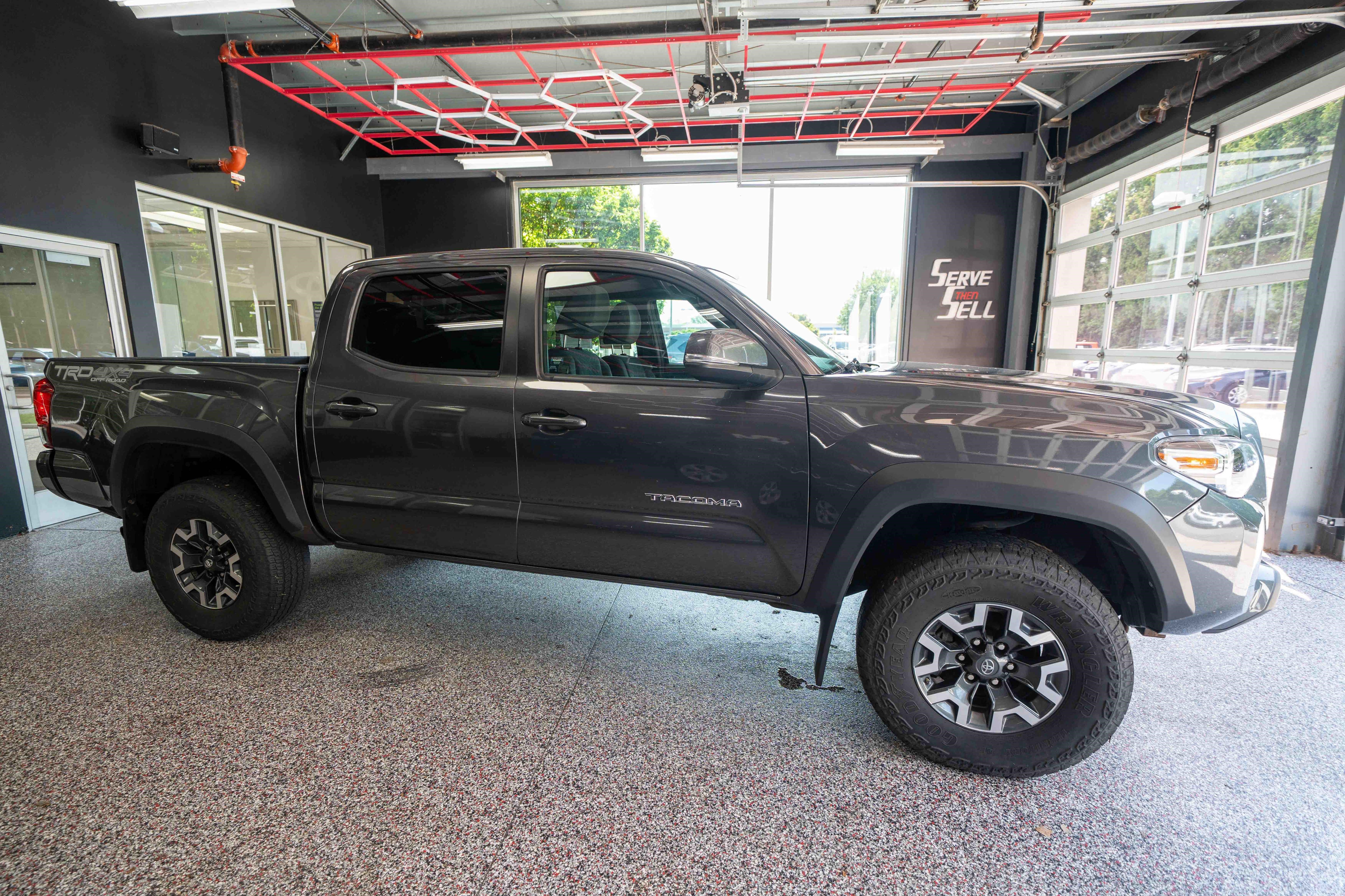 Used 2017 Toyota Tacoma TRD Off-Road w/ Premium & Technology Package AWD/4WD image 6