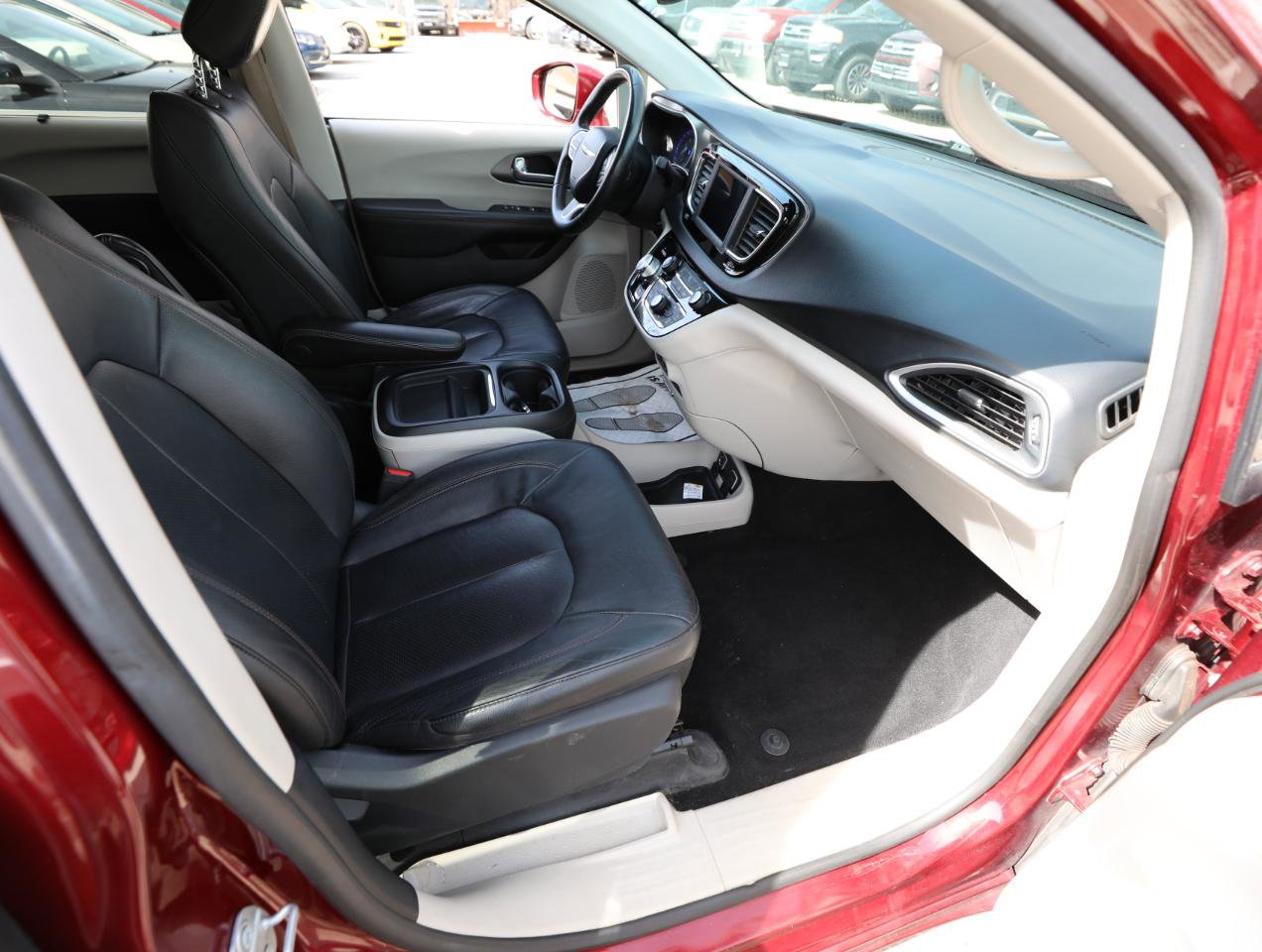 Used 2020 Chrysler Pacifica Touring-L w/ Tire & Wheel Group FWD image 10