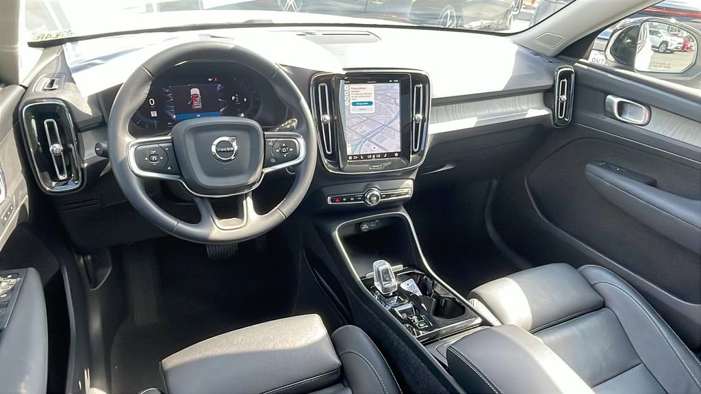 Used 2025 Volvo XC40 B5 Plus image 14