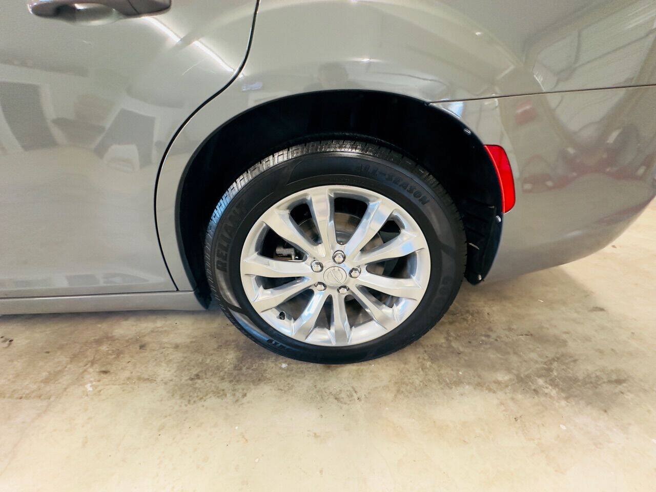 Used 2018 Chrysler 300 Touring L AWD/4WD image 12