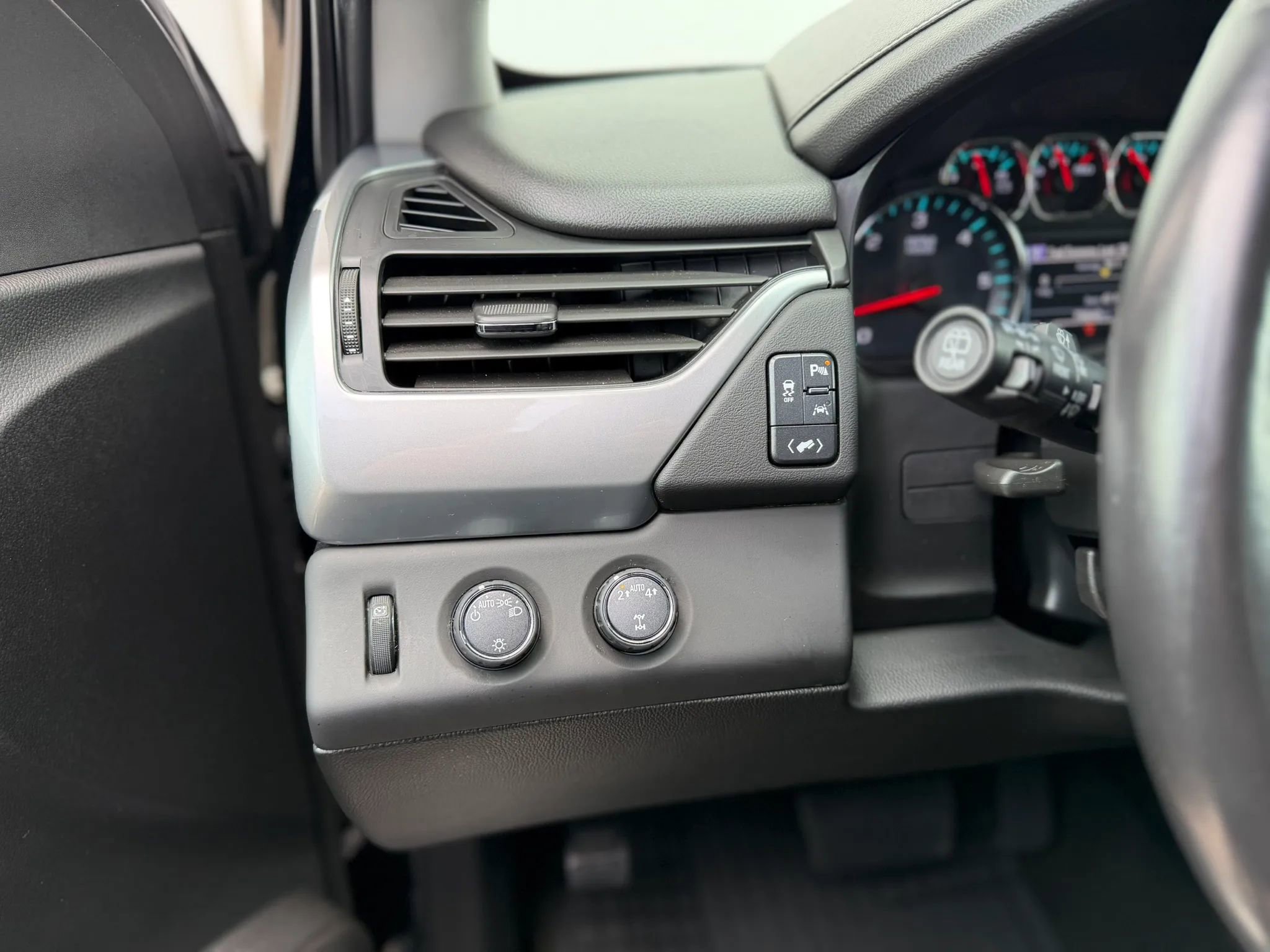Used 2018 Chevrolet Suburban LT AWD/4WD image 28