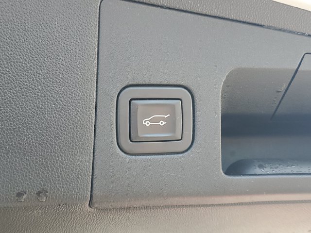 Used 2017 Cadillac XT5 Luxury w/ Driver Awareness Package AWD/4WD image 9