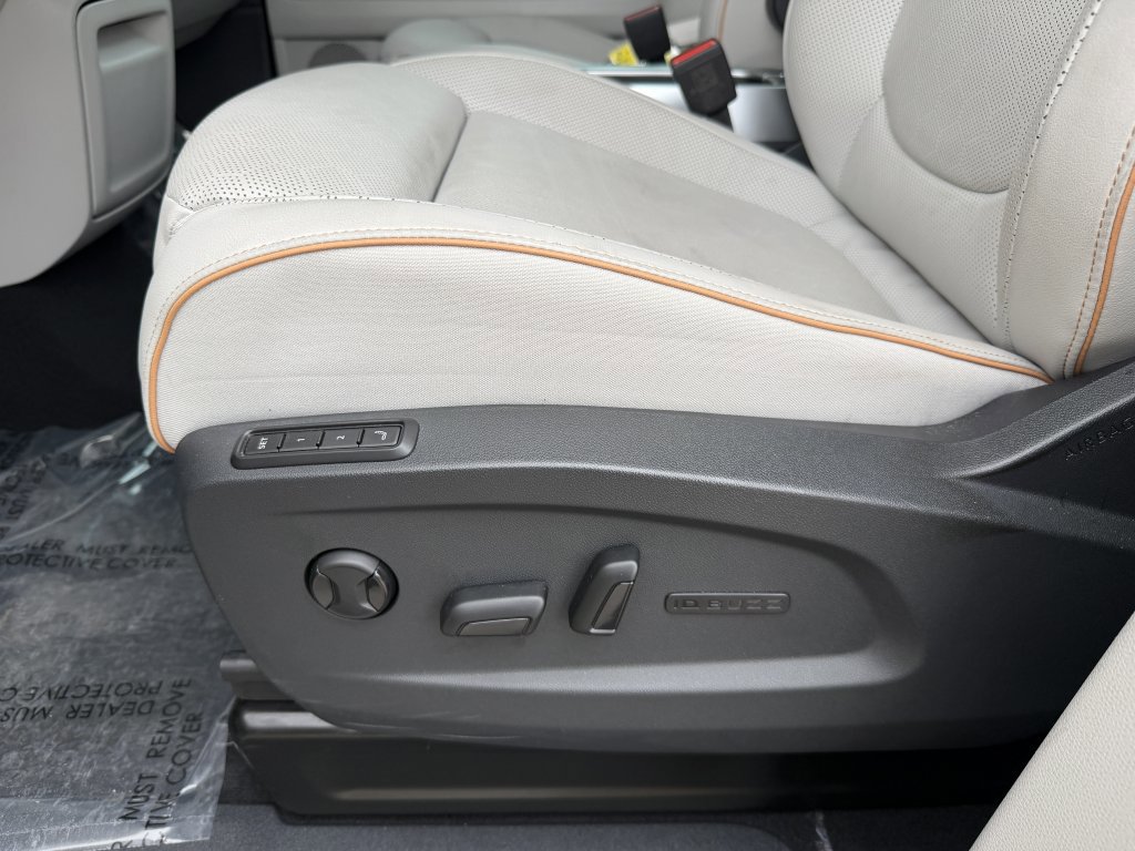 Used 2025 Volkswagen ID. Buzz 1st Edition image 30