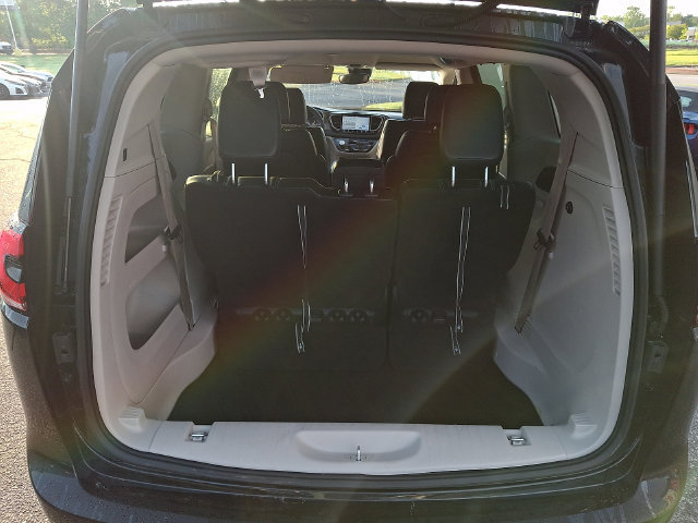 Used 2023 Chrysler Pacifica Touring-L FWD image 29