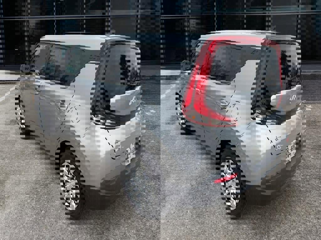 Used 2022 Kia Soul LX image 5